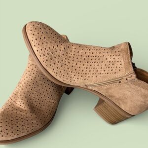 Sonoma ankle boots with ortholite eco! Size 7.5! Suede material with small heel!